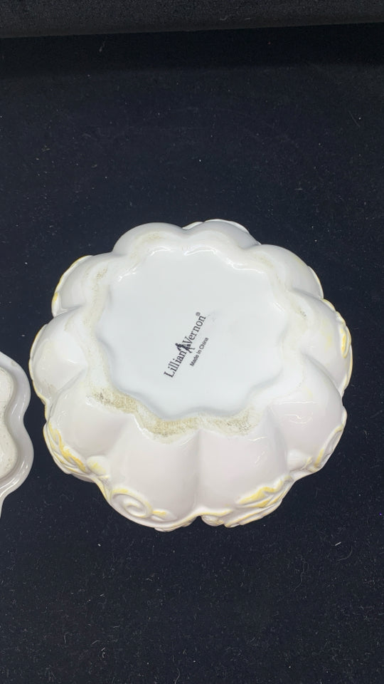 WHITE SCROLL PUMPKIN SERVER W LID.
