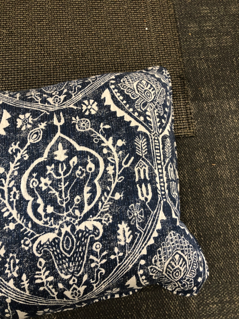 NAVY W/MEDALLION PRINT PILLOW.