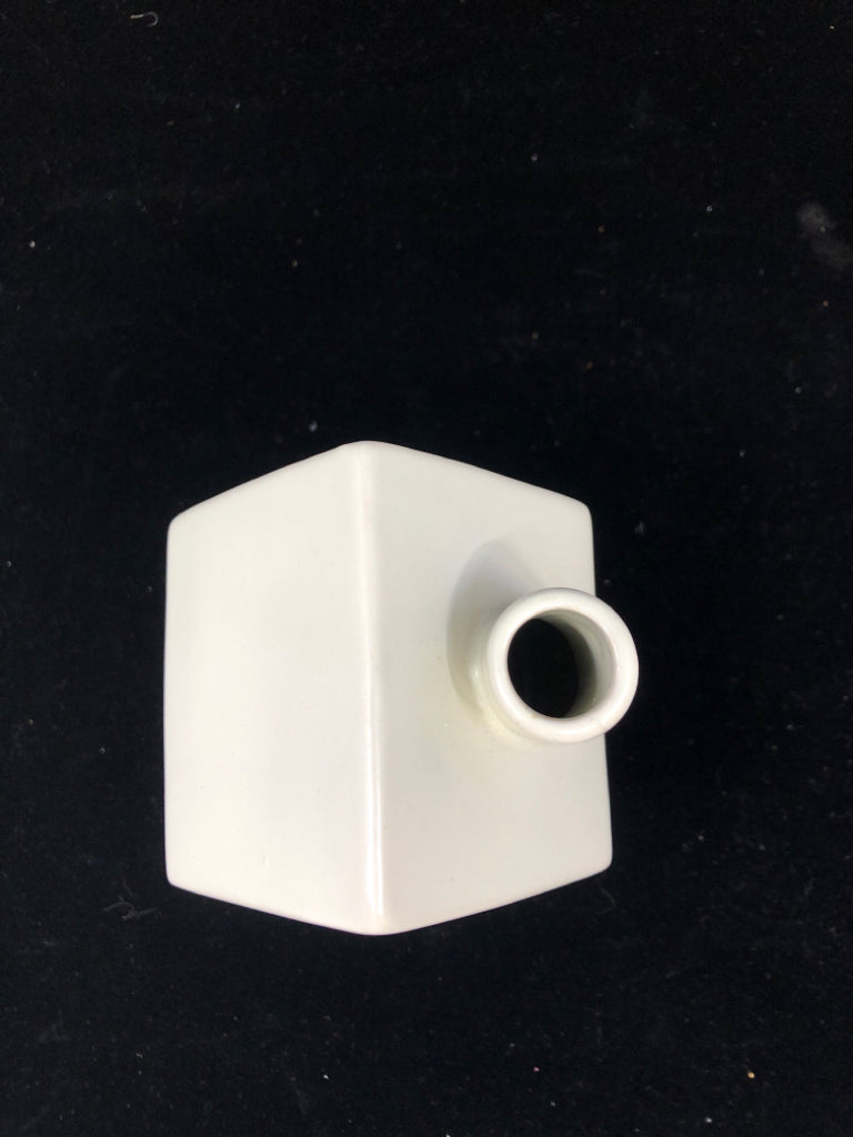 BIG WHITE HOUSE CERAMIC VASE.