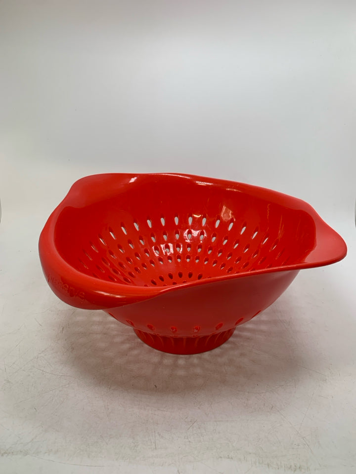 RECYCLED PLASTIC COLLANDER.