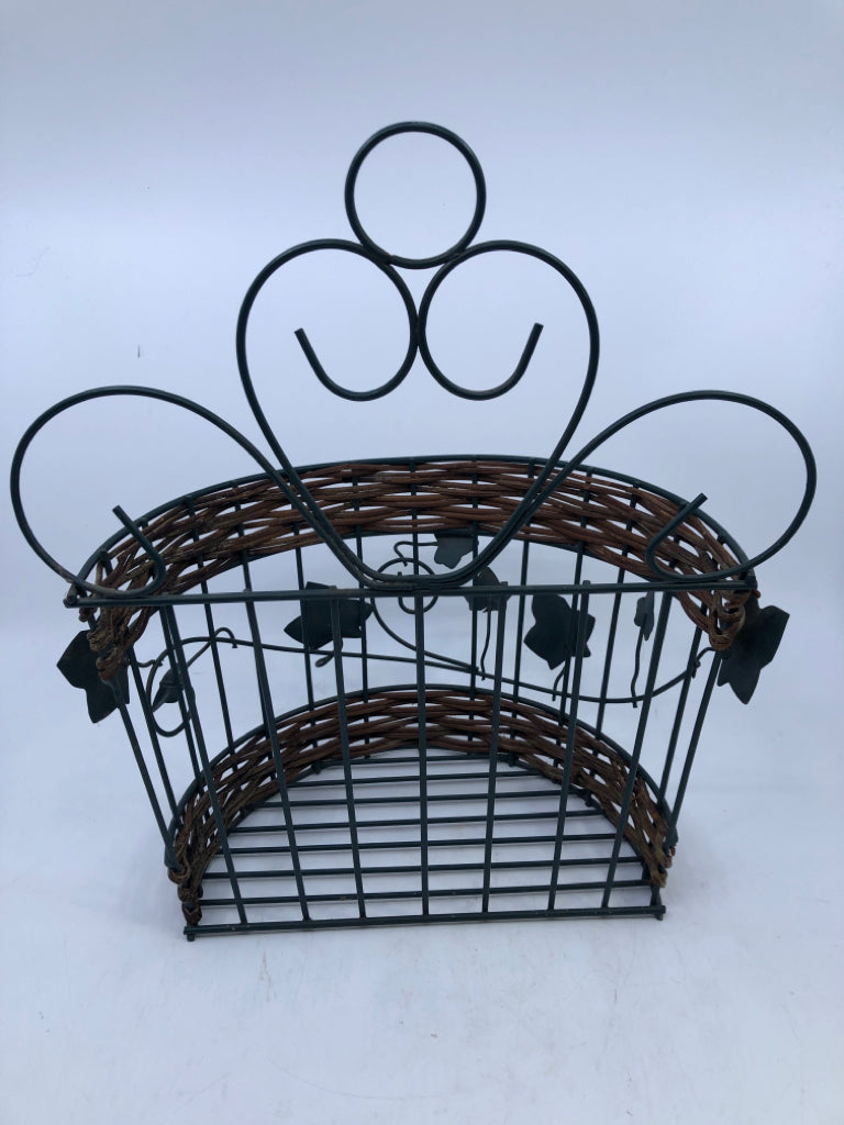GREEN METAL WIRE WOOD WEAVE WALL BASKET.