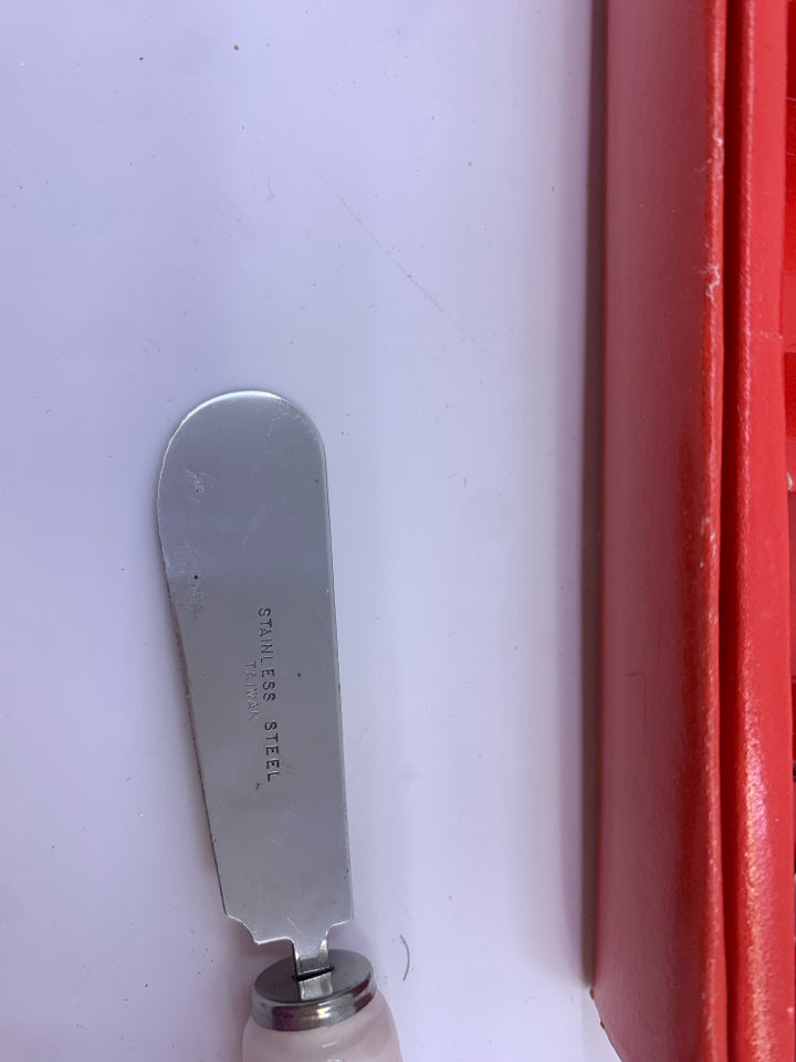 NIB 4 SPREADERS CERAMIC HANDLE STAINLESS STEEL.