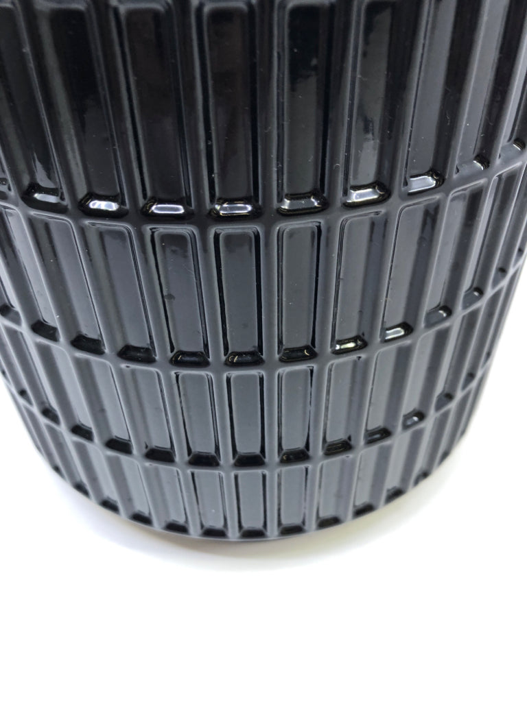 BLACK CERAMIC PLANTER.