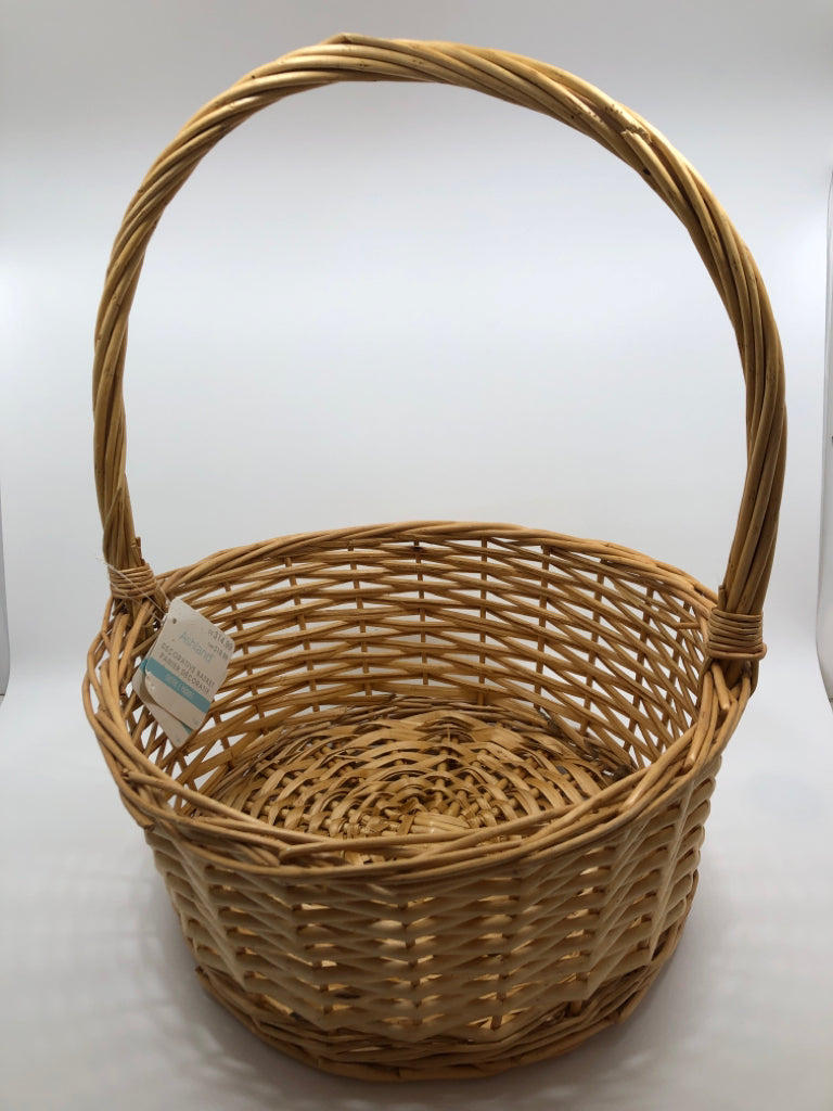 NWT ROUND BASKET W/SPIRAL HANDLE.