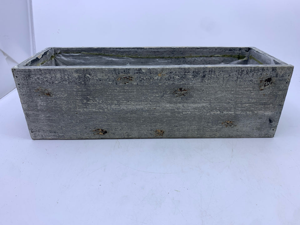 DISTRESSED GRAY "JARDIN" PLANTER BOX.