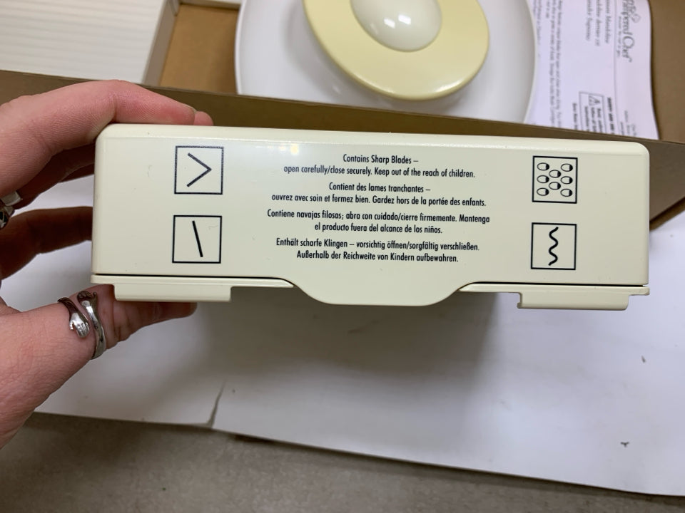 VTG IN BOX ULTIMATE MANDOLINE #1087 4 BLADE CARTRIDGES.
