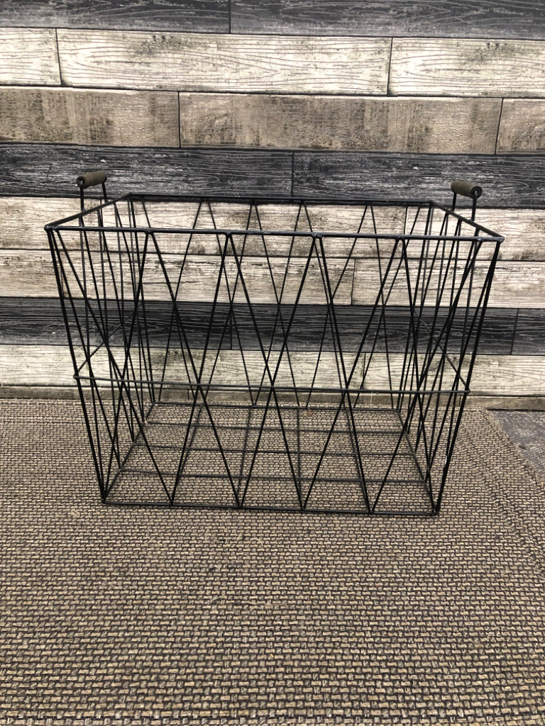 METAL WIRE BASKET W/WOODEN HANDLES.