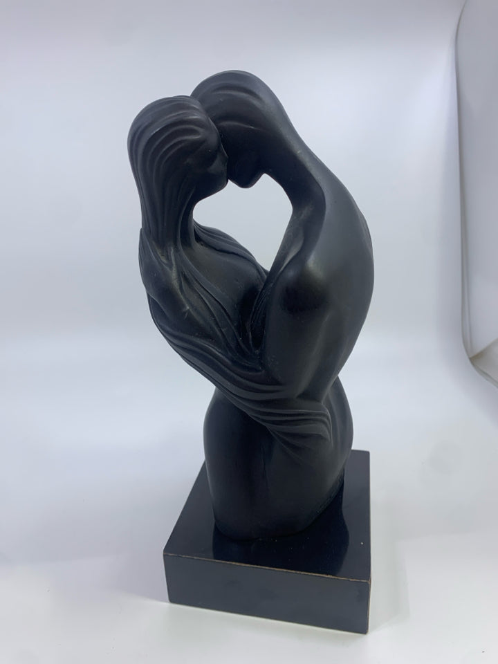 MATTE BLACK COUPLE KISSING DURASTONE FIGURINE AUSTIN PRODUCTIONS.
