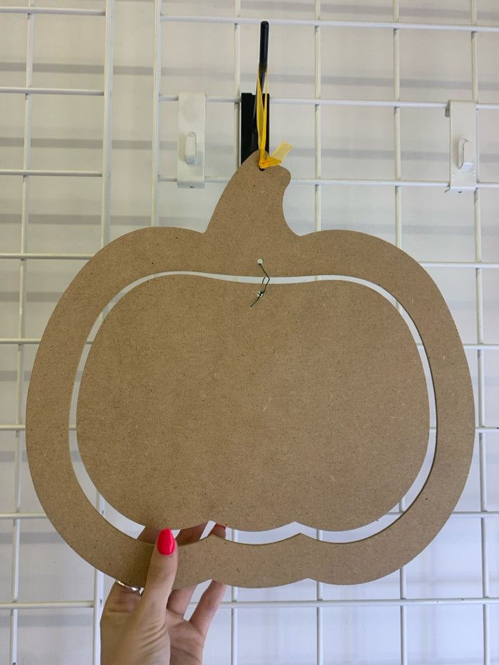 GLITTER PUMPKIN HAPPY HARVEST DOOR HANGING.