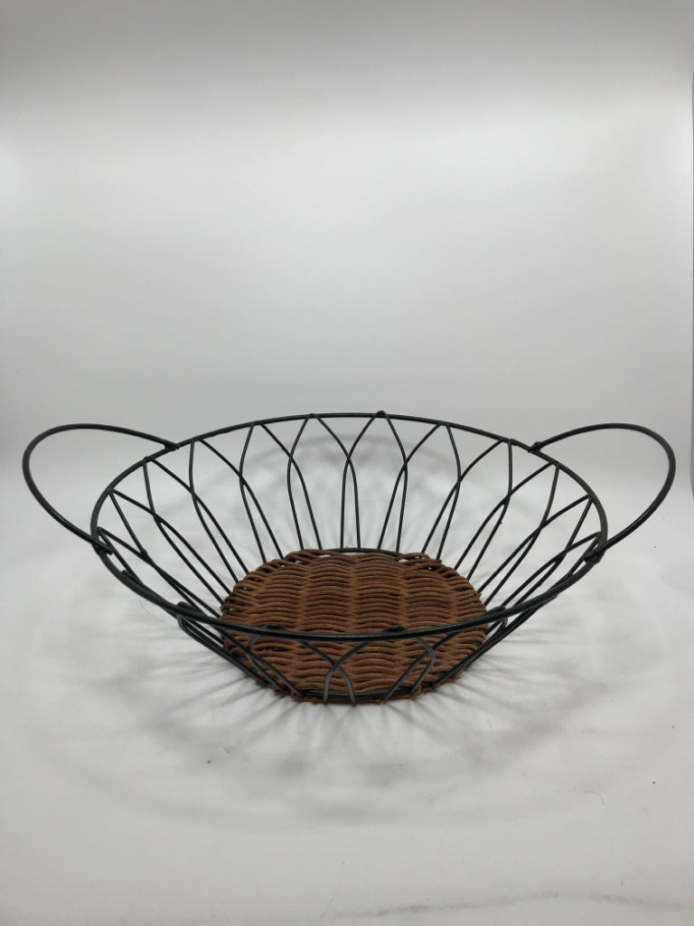 GREEN METAL BASKET W/WICKER BOTTOM.