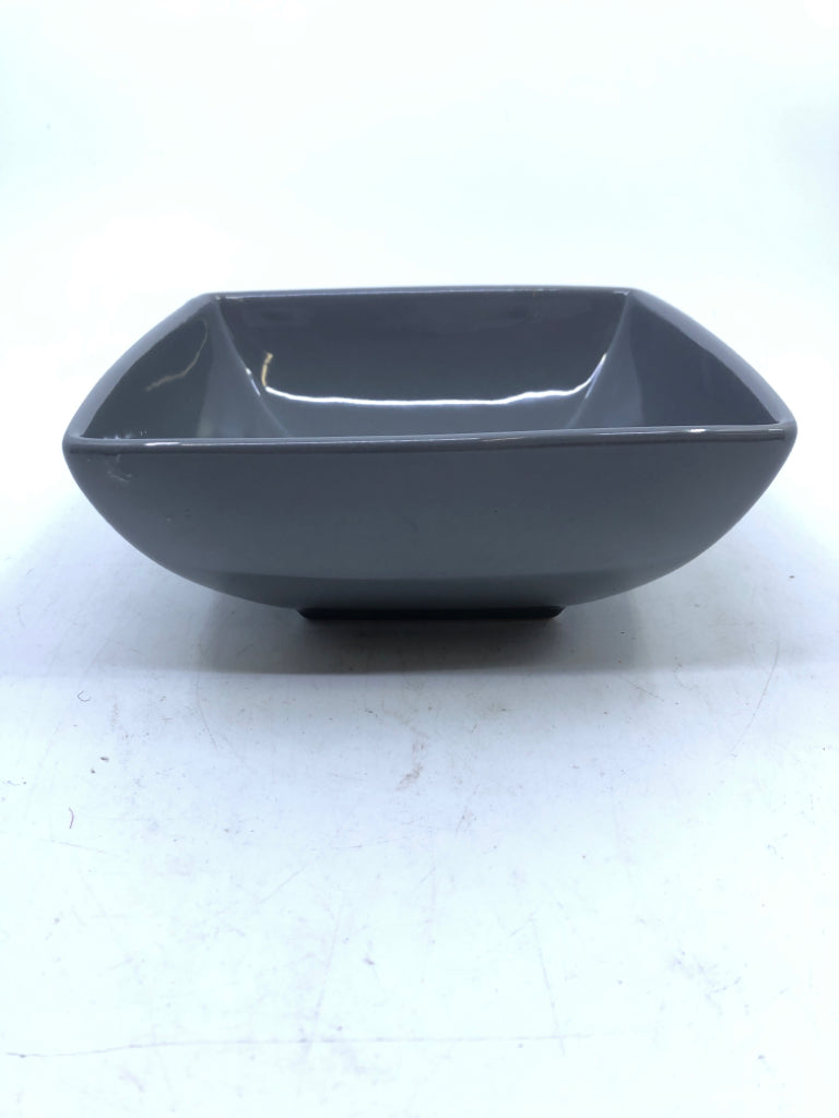 12 PC SVC 4 SQUARE PLATES + BOWLS.