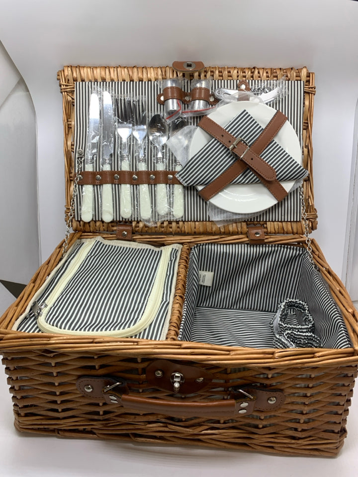WICKER BASKET PICNIC FOR 2 SET W/FABRIC LINER.