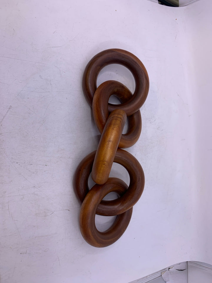 WOOD 5 CONNECTED RINGS.