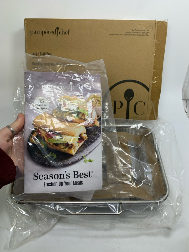 NIB LARGE GRILL PAN W/ REMOVABLE HANDLE.