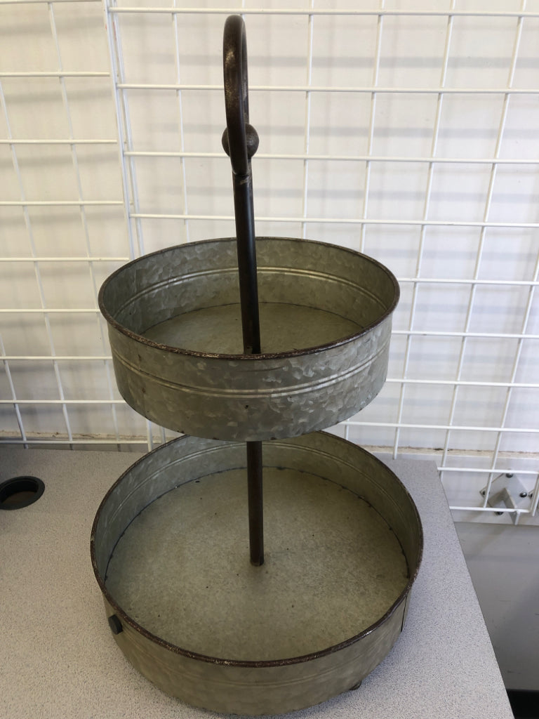 GALVANIZED 2-TIER METAL DISPLAY TRAY FARMHOUSE STYLE W/CIRCLE HANDLE.