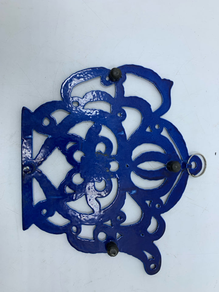 BLUE METAL TEA POT SHAPED TRIVET.