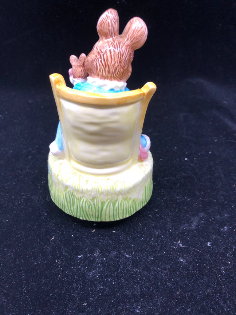 VTG BEATRIX POTTER MOTHER + BABY MUSICAL FIGURINE.