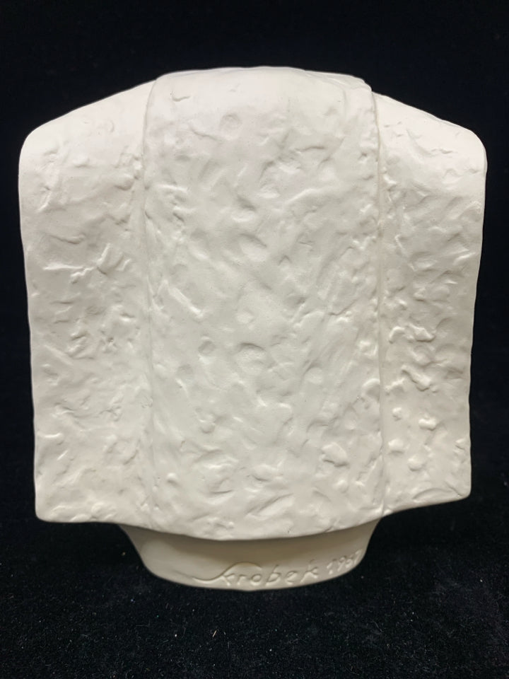 WHITE NUN HEAD GOEBEL HU2.
