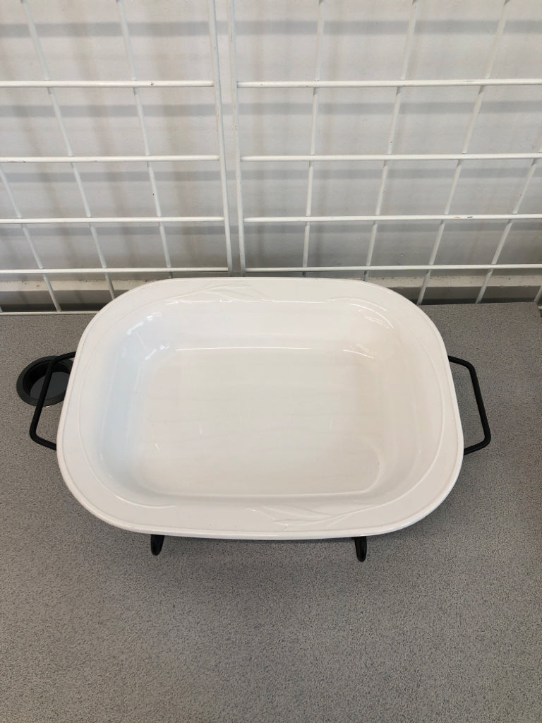 WHITE CASSEROLE DISH IN METAL FRAME.
