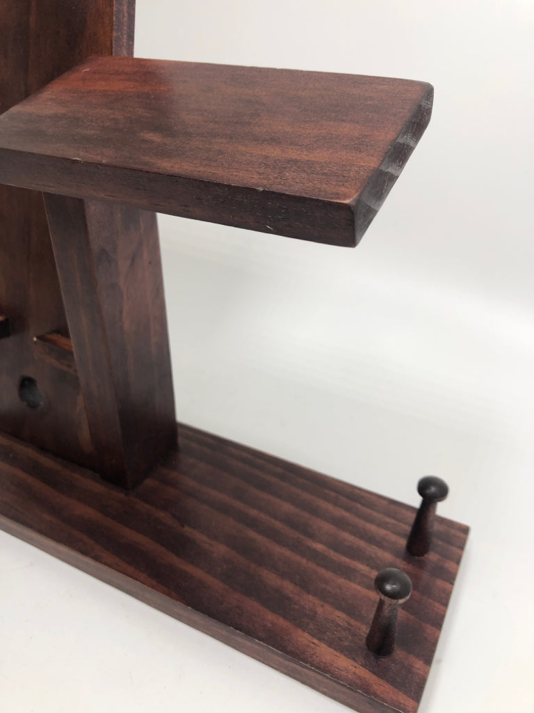 WOODEN DOCKING STATION FOR CELLPHONE.