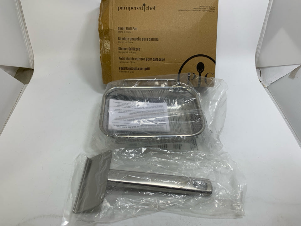IN SMALL GRILL PAN W/ REMOVABLE HANDLE.