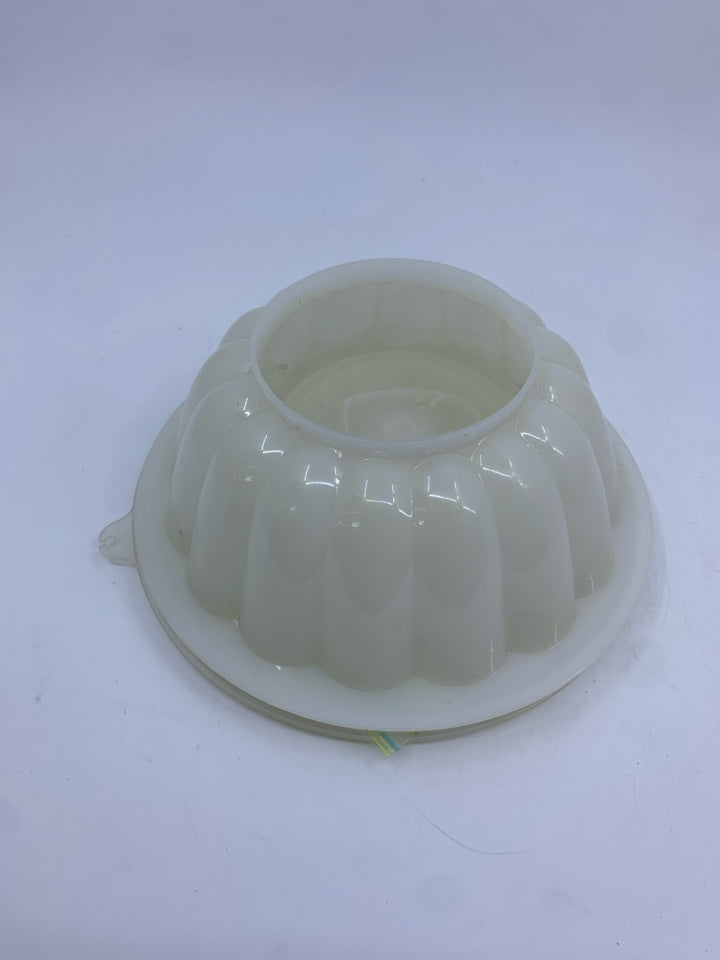 VTG CREAM TUPPERWARE JELLO MOLD.