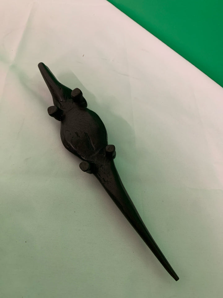WOOD CARVED ALLIGATOR.