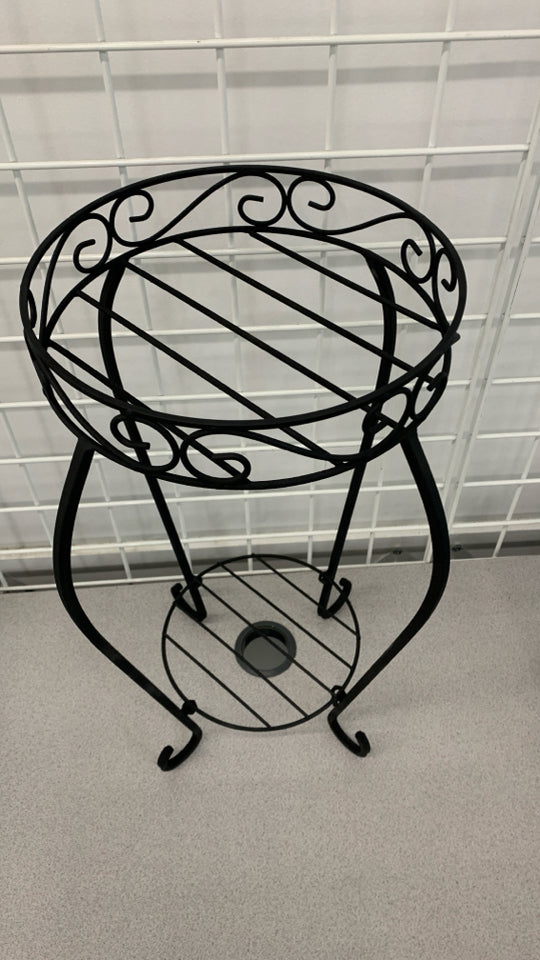 2 TIER LIGHT WEIGHT PLANT STAND.