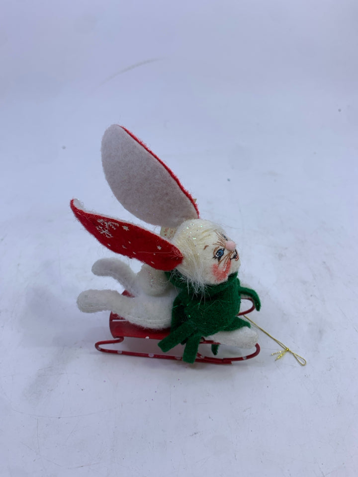 2004 WHITE ANNALEE MOUSE ON SLED ORNAMENT.