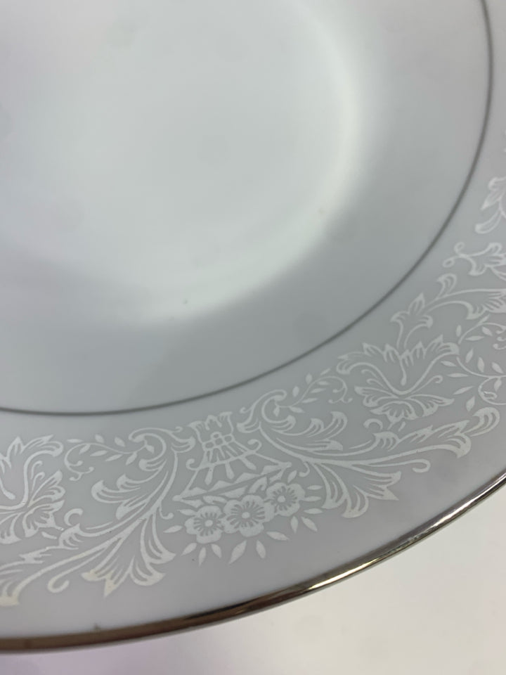 WAKEFIELD SERVING BOWL W/WHITE TEXTURED DETAILING.