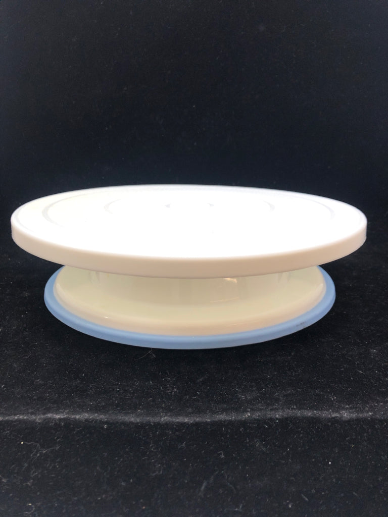 PLASTIC SPINNING CAKE-STAND W/BLUE BASE.