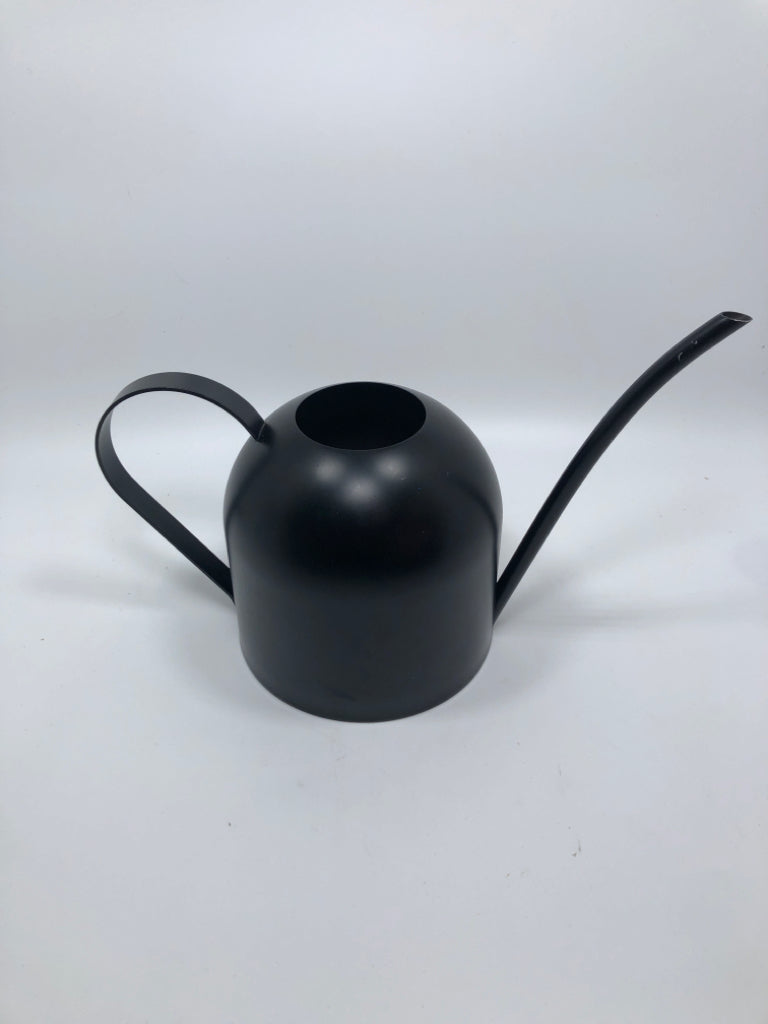 BLACK METAL WATERING CAN.