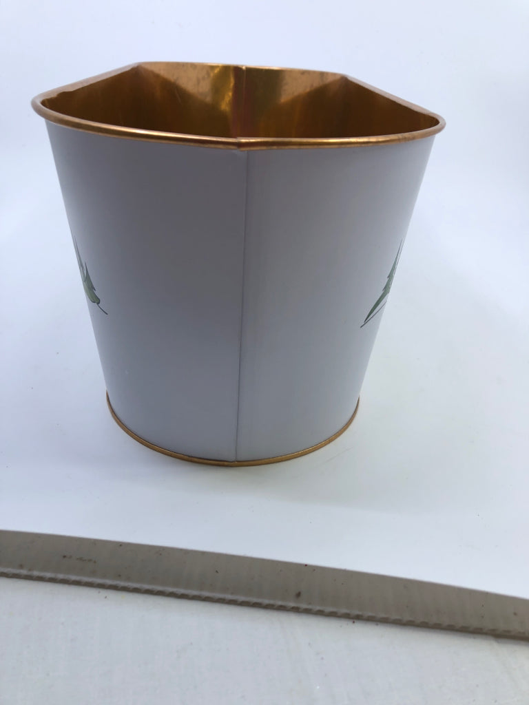 OVAL WHITE METAL BIN "MERRY CHRISTMAS".