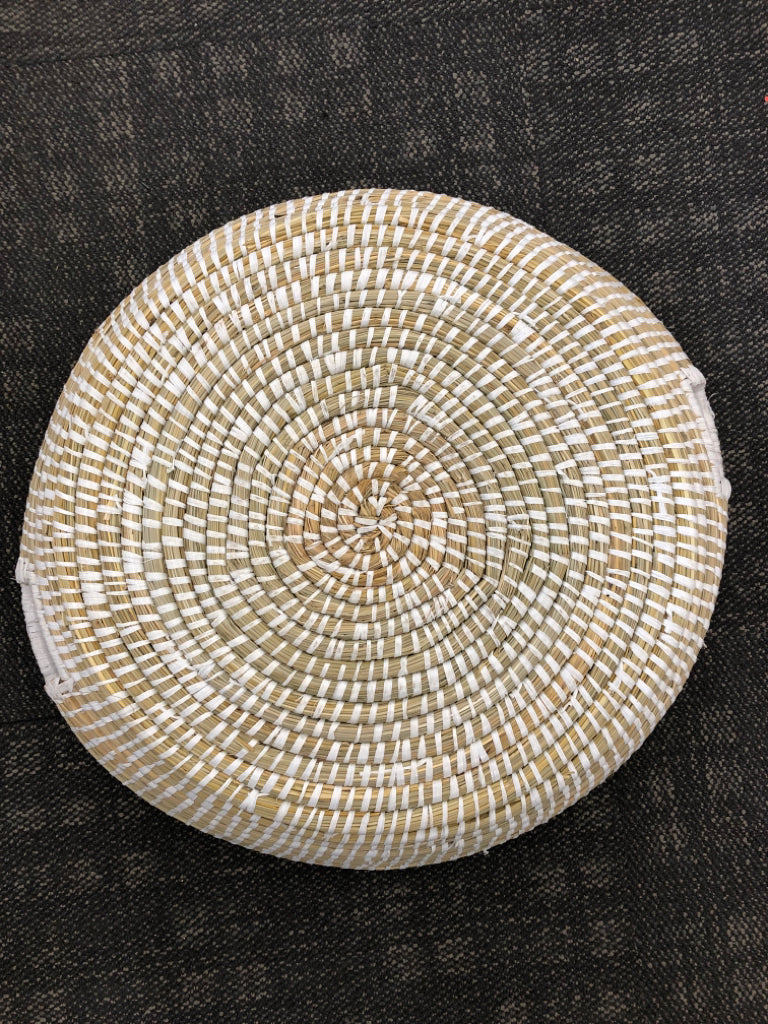 LG WOVEN WHITE LOW BASKET.