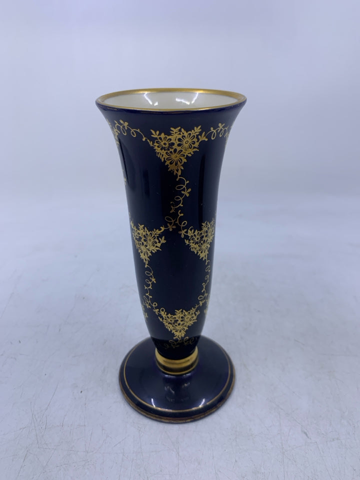 FOOTED COBALT BLUE VASE W/ GOLD FLOWER CLUSTER DESIGNS.