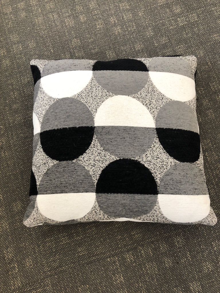 B&W GEOMETRIC PILLOW.