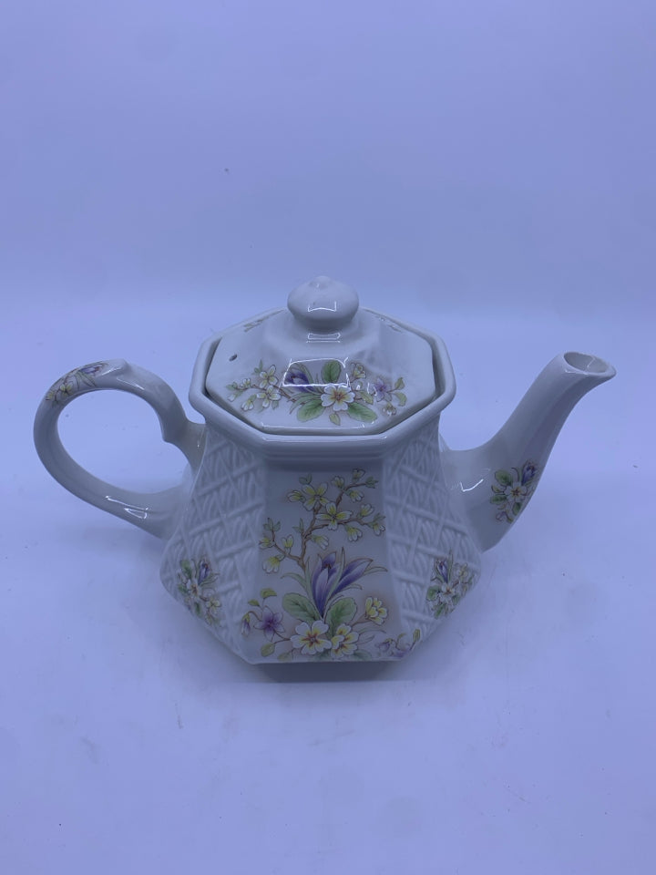 VTG TEAPOT W/ WHITE AND PURPLE FLOWERS.