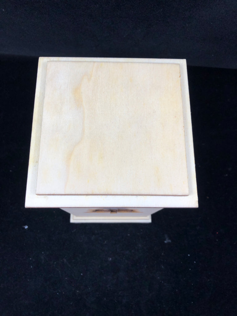 LIGHT UP BOX W SPARKLE TREE.