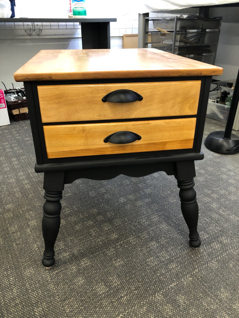 2-TONED BLACK & WOOD SIDE TABLE W/2 DRAWERS.