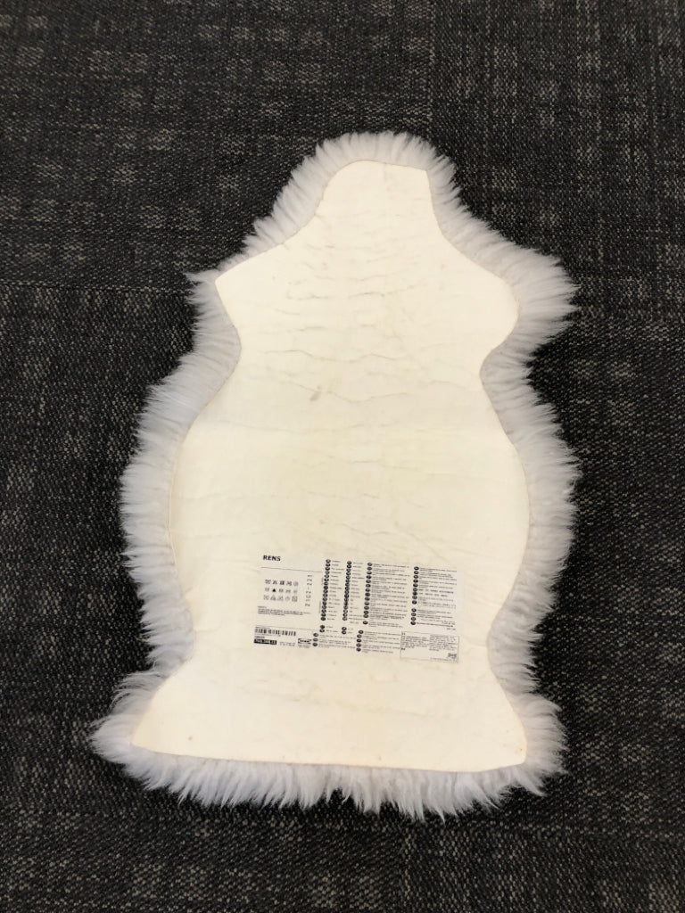 WHITE FLUFFY SHEEPSKIN RUG.