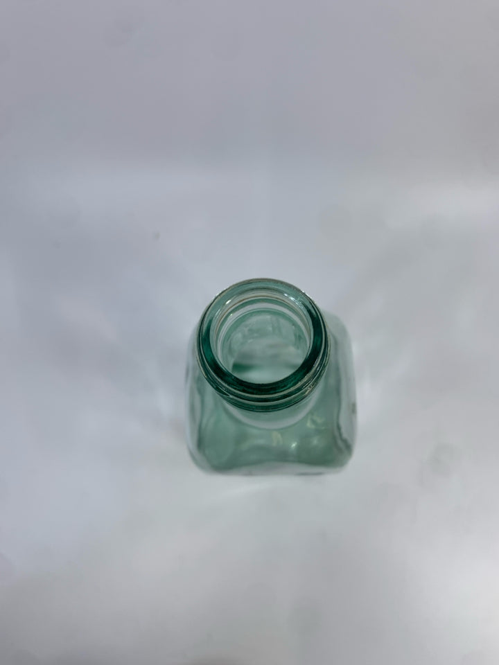 SQUARE CLEAR GLASS BOTTLE DECOR.