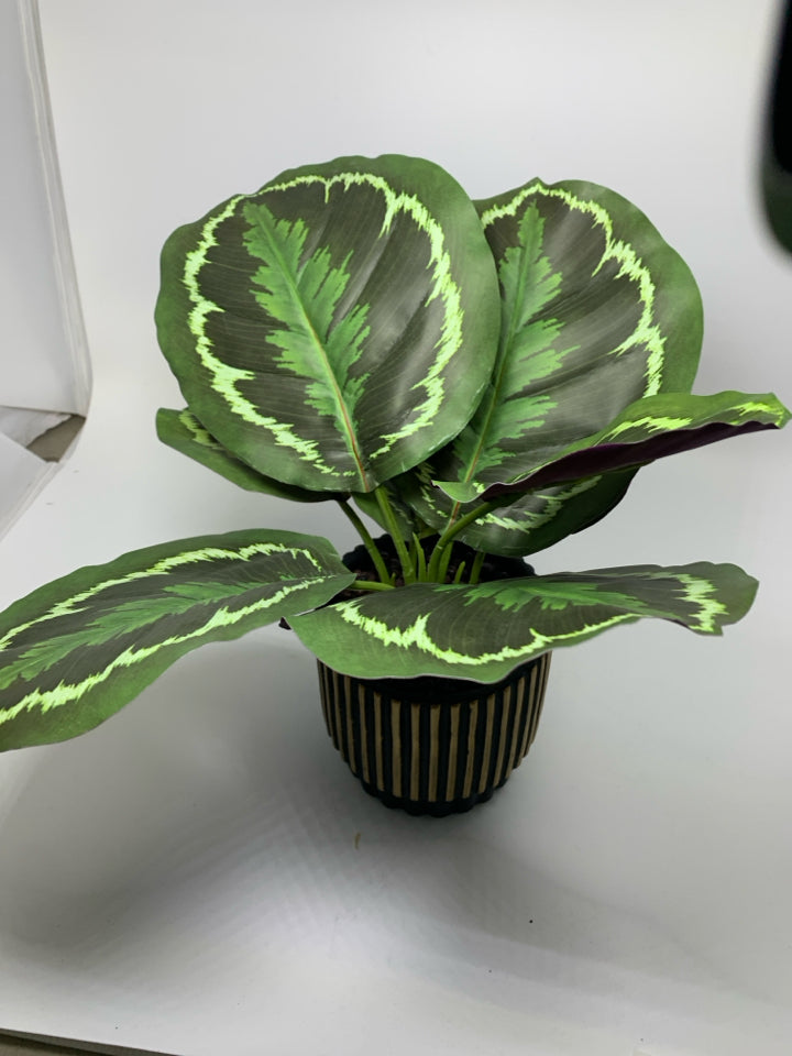 BLACK/GOLD RIBBED PLANTER W/ FAUX LEAVES.