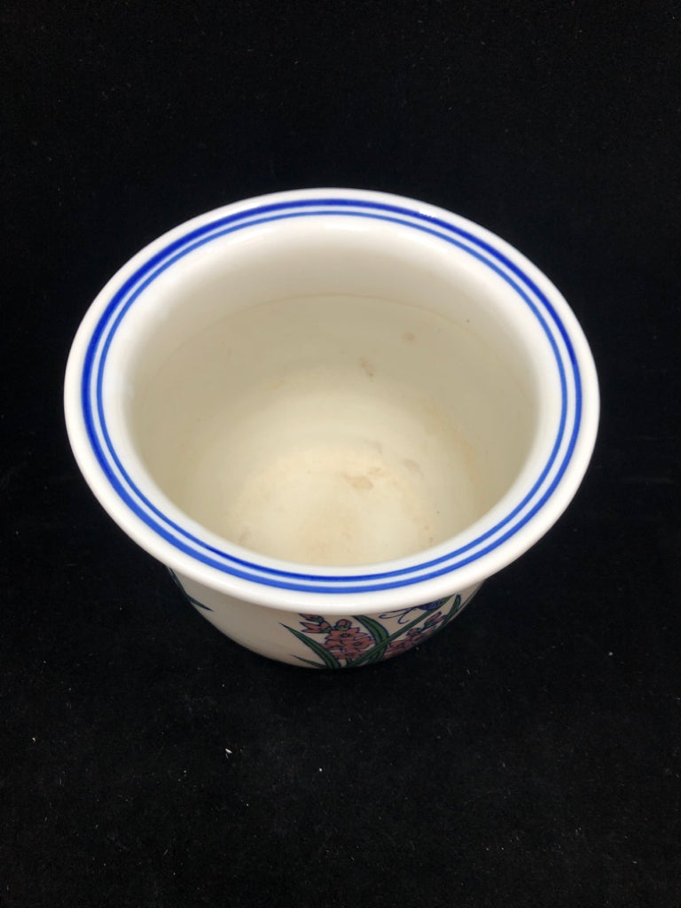 PINK FLOWER PAINTED PLANTER W/BLUE RIM.
