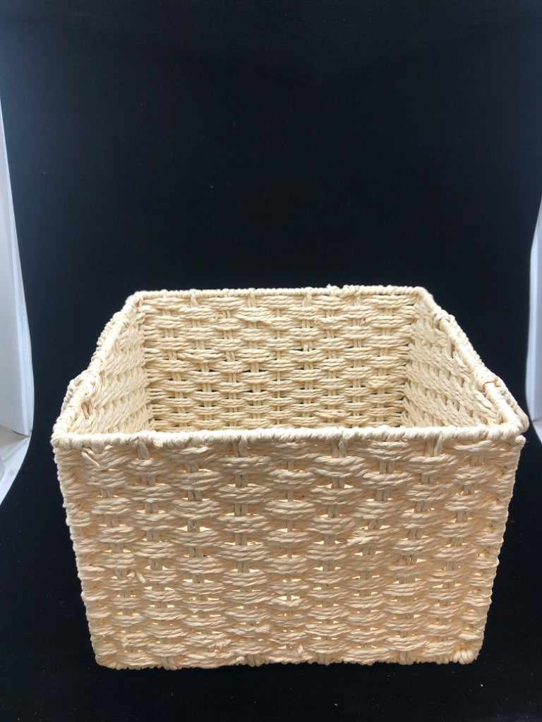 CREAM WOVEN SQUARE BASKET W/HANDLES.