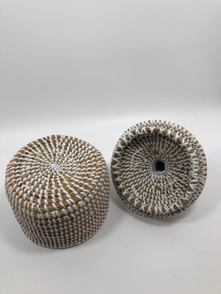 WHITE WOVEN BASKET W/TALL HANDLE.