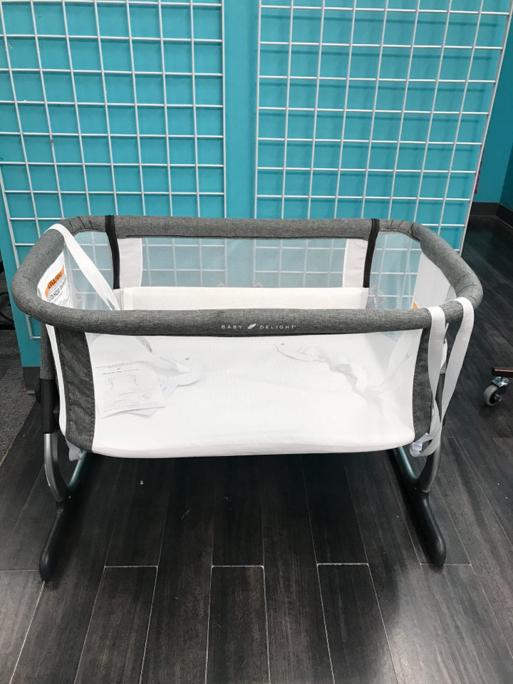 Baby Delight Beside Me Dreamer Bassinet Bedside Sleeper