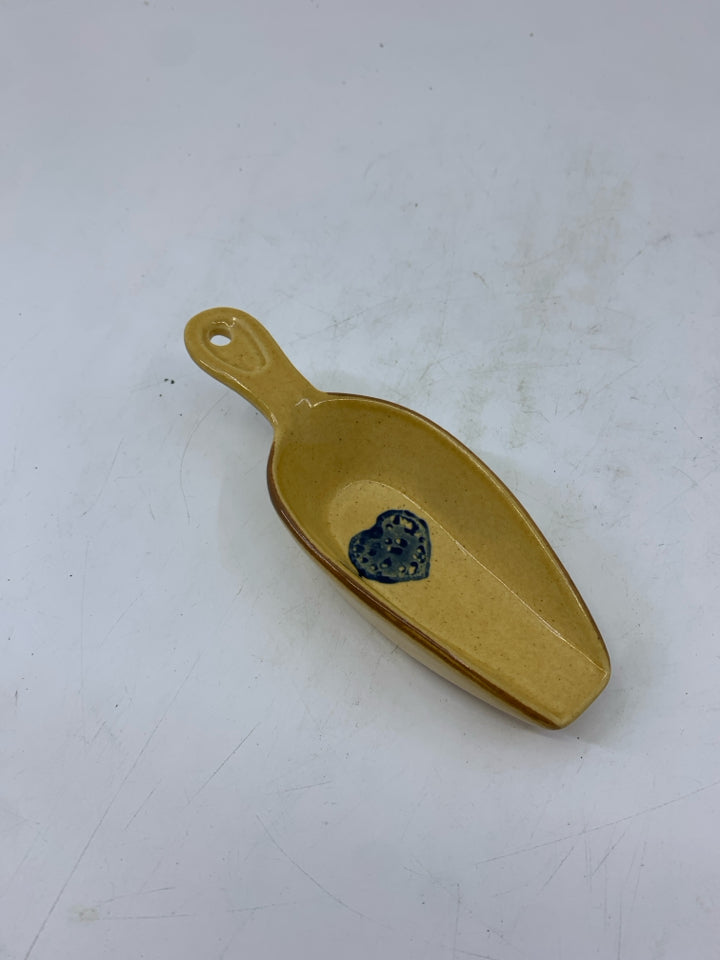 MINI POTTERY SCOOP W/ HEAR IN CENTER.