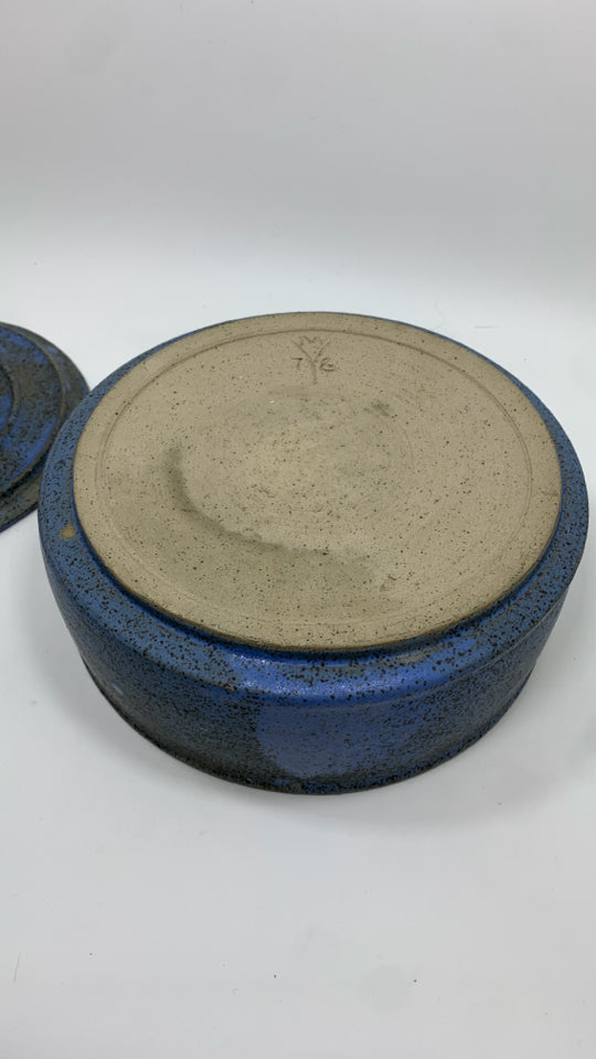 BLUE AND BROWN CERAMIC POTTERY CASSEROLE DISH W/LID.