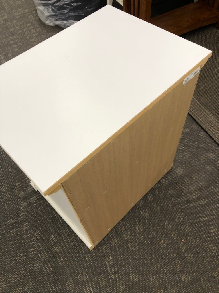 ONE-DRAWER WHITE NIGHTSTAND.