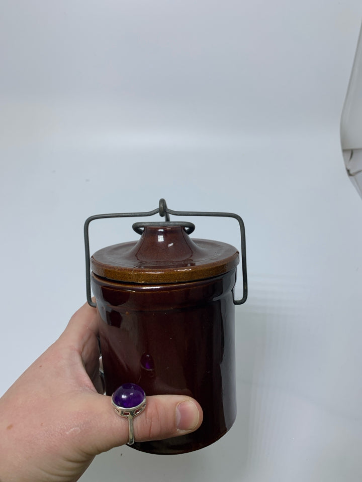 VTG DARK BROWN METAL CLASP COVERED CROCK.